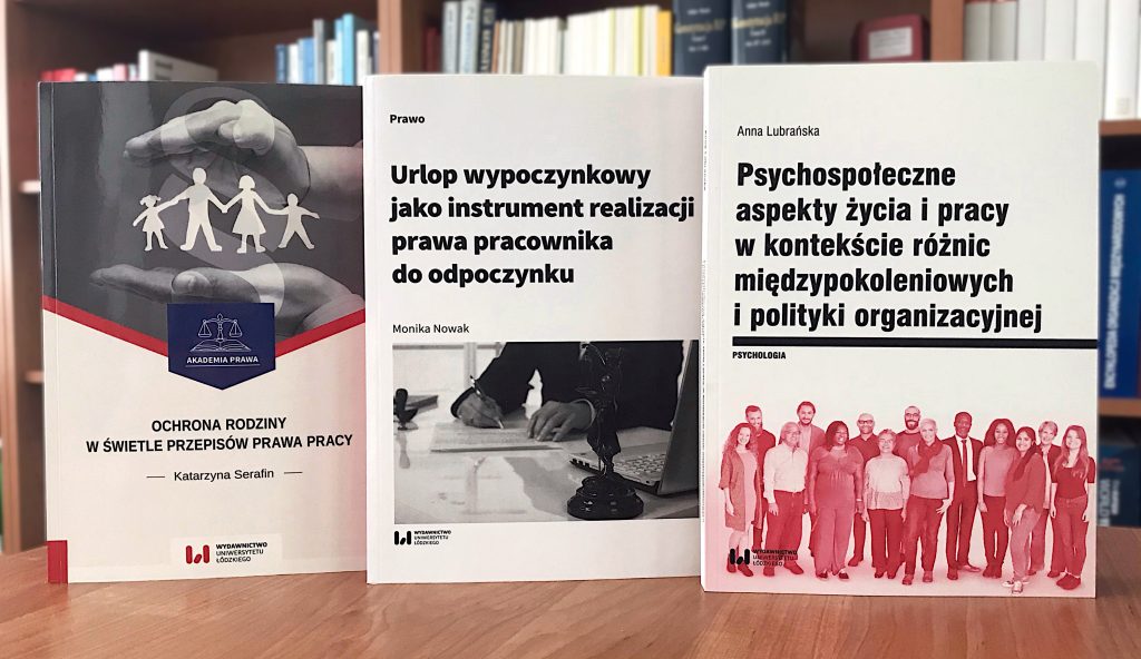 książki ustawione na biurku, w tle regały biblioteczne