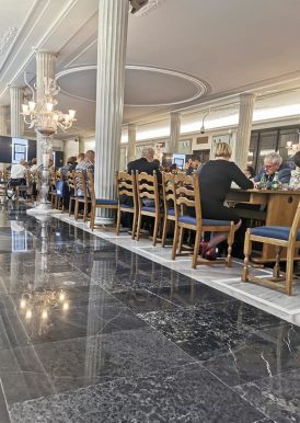 widok sali konferencyjnej, stoły, uczestnicy spotkania