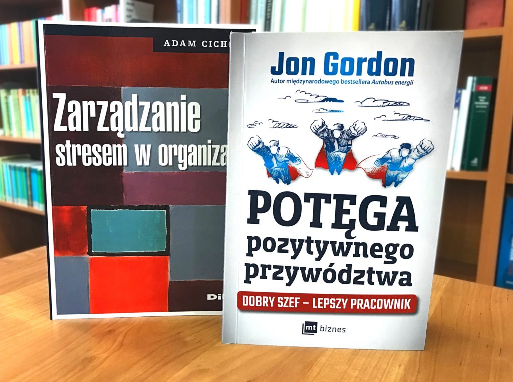 dwie książki ustawione na blacie biurka