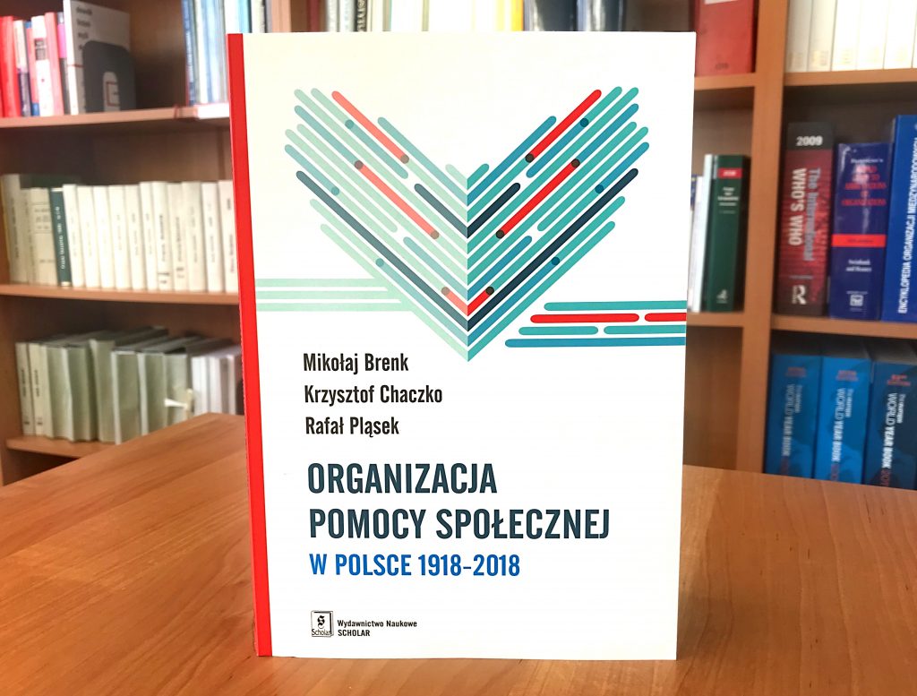 książka ustawiona na blacie bibliotecznego biurka