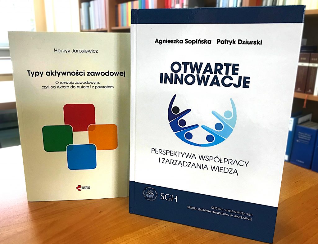 dwie książki ustawione na blacie biurka