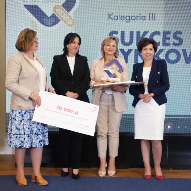 Minister Marlena Maląg i Wiceminister Anita Czerwińska z laureatką konkursu Znak Jakości Ekonomii Społecznej w kategorii Sukces Rynkowy