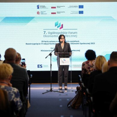 Wiceminister Anita Czerwińska przemawia na 7 Ogólnopolskim Forum Ekonomii Społecznej