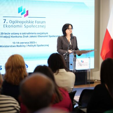 Wiceminister Anita Czerwińska przemawia na 7 Ogólnopolskim Forum Ekonomii Społecznej