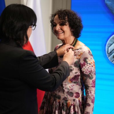 Wiceminister Anita Czerwińska wręcza Odznaczenie Honorowe Primus in Agendo Barbarze Sadowskiej Przewodniczącej Zarządu Fundacji Pomocy Wzajemnej Barka